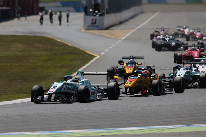 14周の決勝レースがスタートした