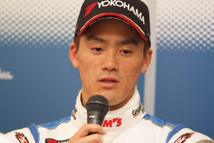 決勝記者会見: Nクラスで優勝した小河諒（トムス）