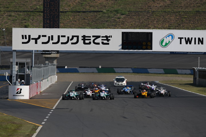 20周の決勝レースがスタートした