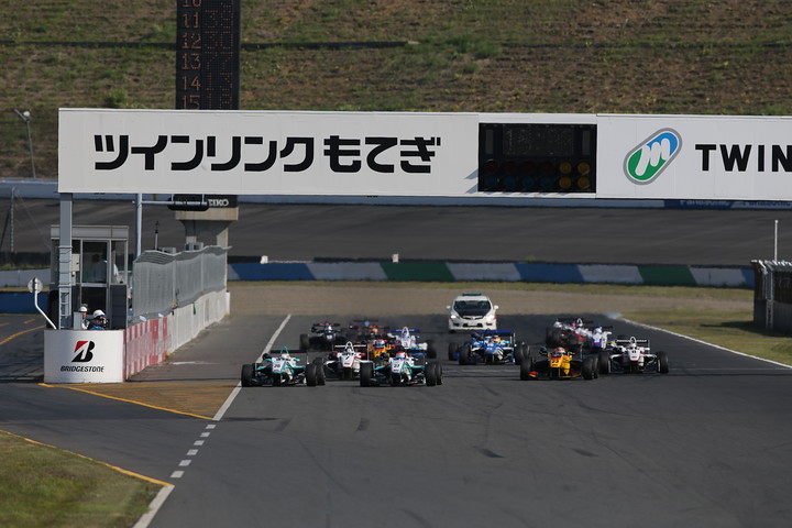 20周の決勝レースがスタートした