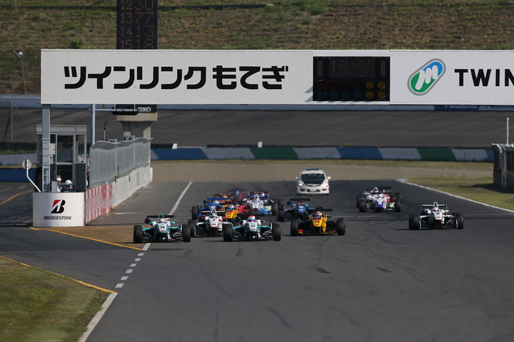 20周の決勝レースがスタートした