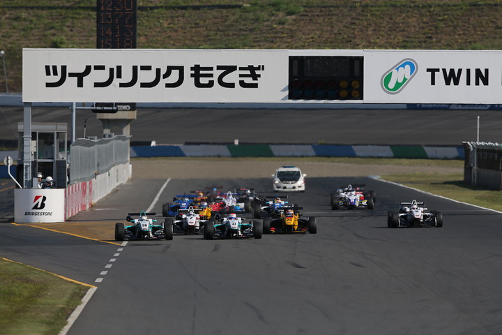 20周の決勝レースがスタートした