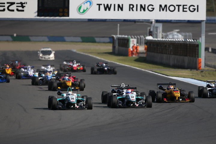 20周の決勝レースがスタートした