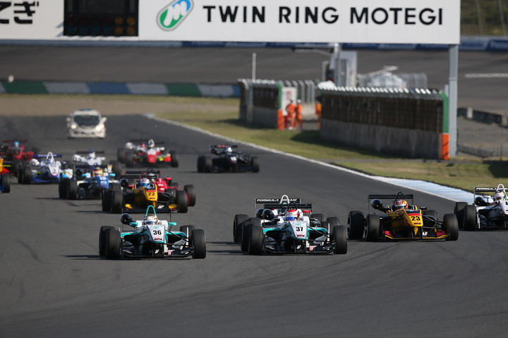 20周の決勝レースがスタートした