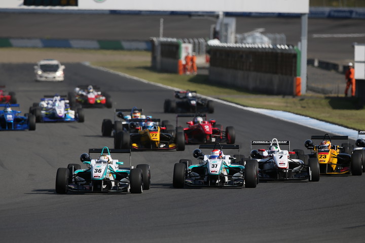 20周の決勝レースがスタートした