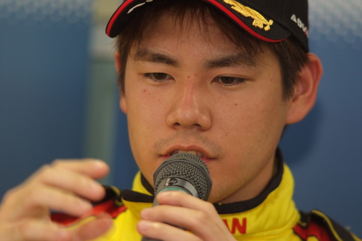 決勝記者会見: 3位の高星明誠（B-MAX NDDP F3）