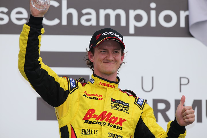 表彰式: 2位のルーカス・オルドネス（B-MAX NDDP F3）