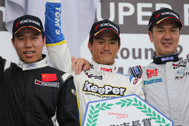 表彰式: Nクラス、トップ3のドライバー