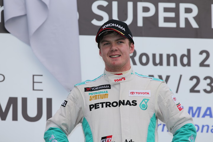 表彰式: 優勝したニック・キャシディ（PETRONAS TOM'S F314）