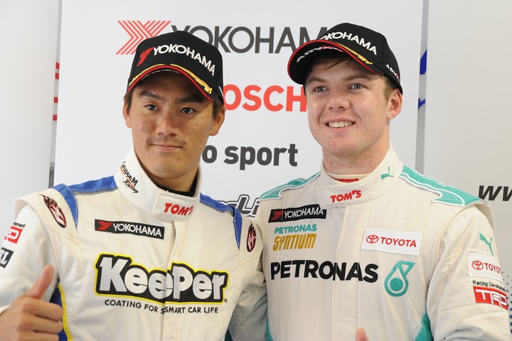 総合優勝のニック・キャシディとNクラス優勝の小河諒