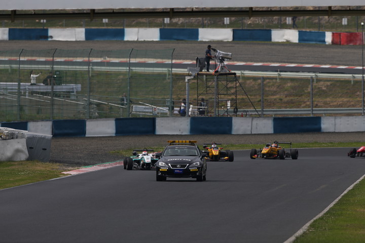 レースは開始早々アクシデントのためセーフティーカーが導入された