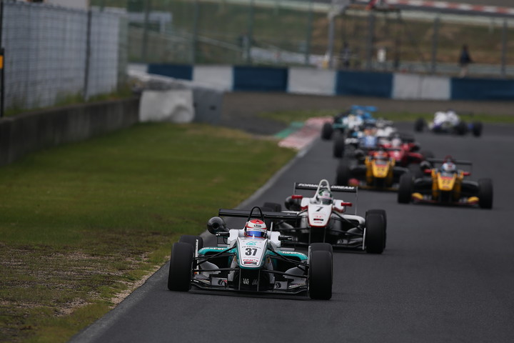 スタート直後、レッドマンコーナーに差し掛かるする先頭集団