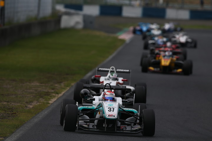 スタート直後、レッドマンコーナーに差し掛かるする先頭集団