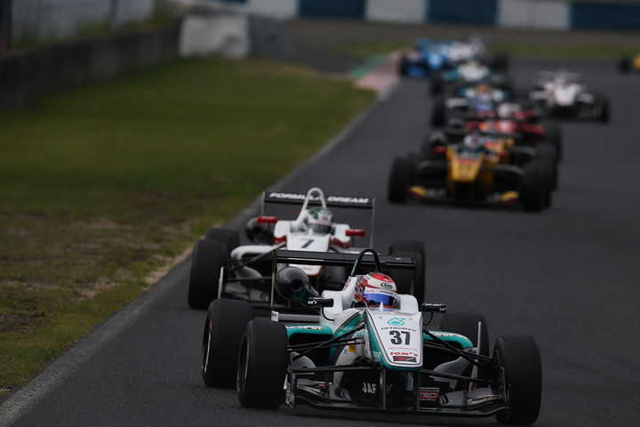 スタート直後、レッドマンコーナーに差し掛かるする先頭集団