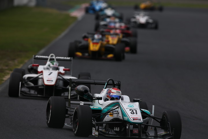 スタート直後、レッドマンコーナーに差し掛かるする先頭集団