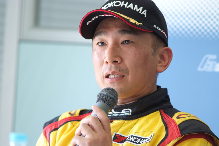 決勝記者会見: Nクラス決勝3位のドラゴン（B-MAX RACING F308）
