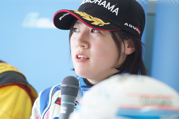 決勝記者会見: Nクラス決勝2位の三浦愛（EXEDY RACING F307）
