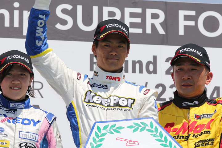 Nクラスの表彰式: 優勝・小河諒、2位・三浦愛、3位・ドラゴン