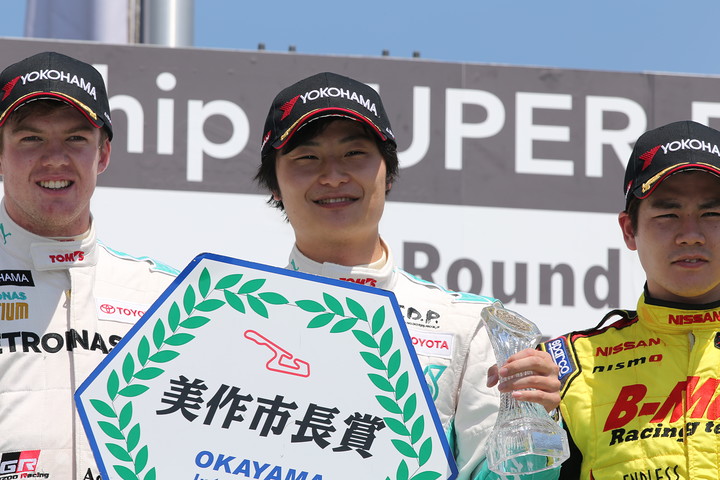 表彰式: 優勝・山下健太、2位・ニック・キャシディ、3位・高星明誠