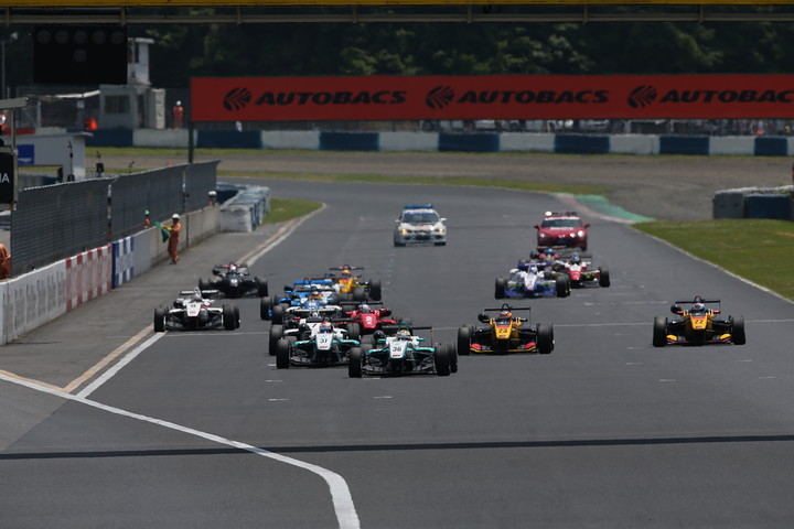 25周の決勝レースがスタートした