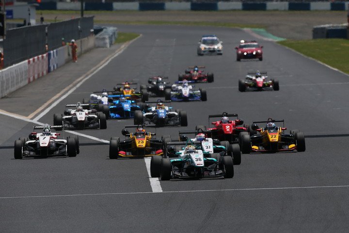 25周の決勝レースがスタートした