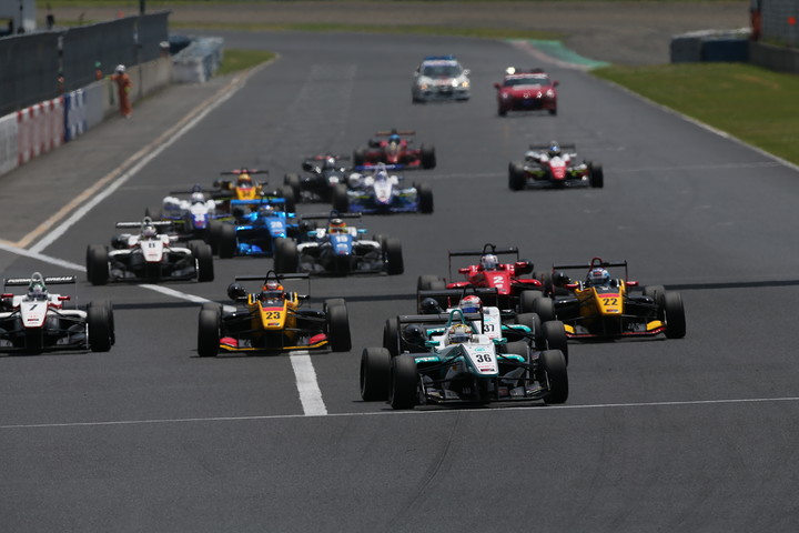 25周の決勝レースがスタートした