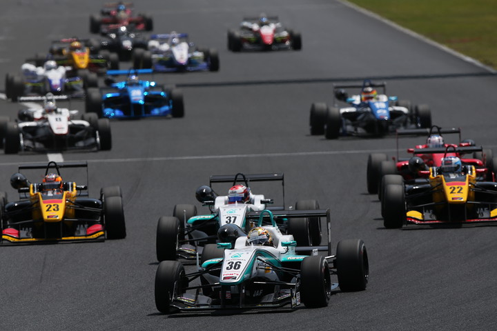 25周の決勝レースがスタートした