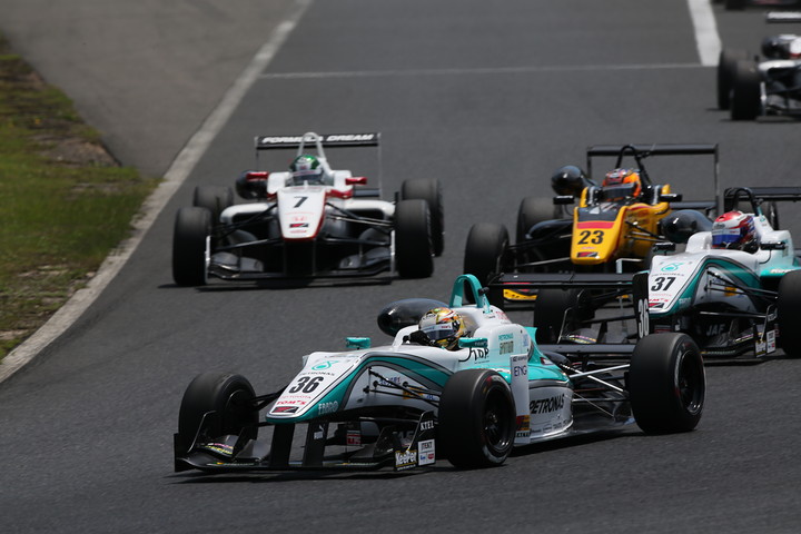 スタート直後、1コーナーの攻防