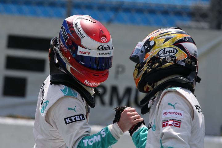 ゴール後抱き合う優勝・山下健太と2位・ニック・キャシディのトムスコンビ