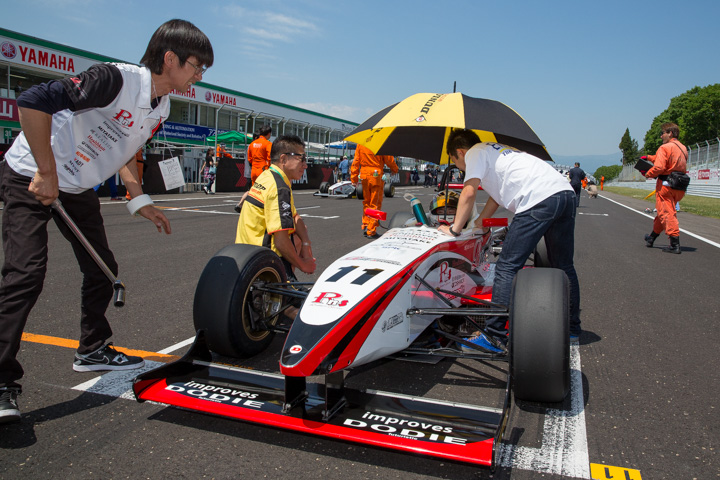 スターティンググリッドに着いたポールシッターの牧野任祐（DODIE・制動屋・ルーニー）