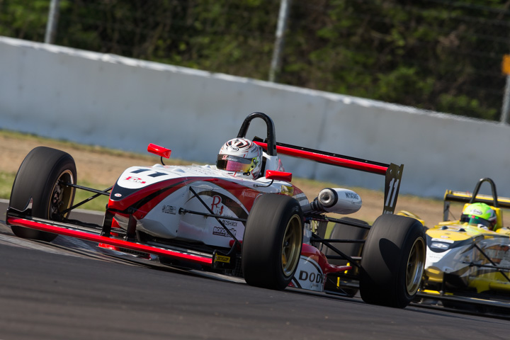 ポールポジションは牧野任祐（DODIE・制動屋・ルーニー）