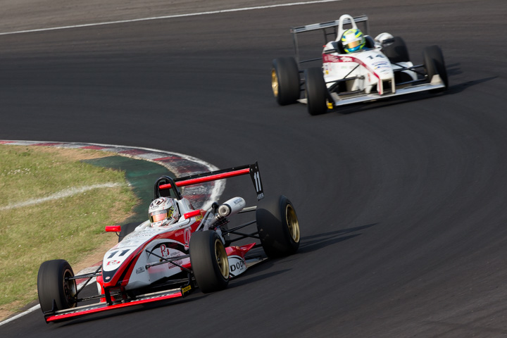 牧野任祐（DODIE・制動屋・ルーニー）と根本悠生（GUNZE ZAP F108）のトップ争い