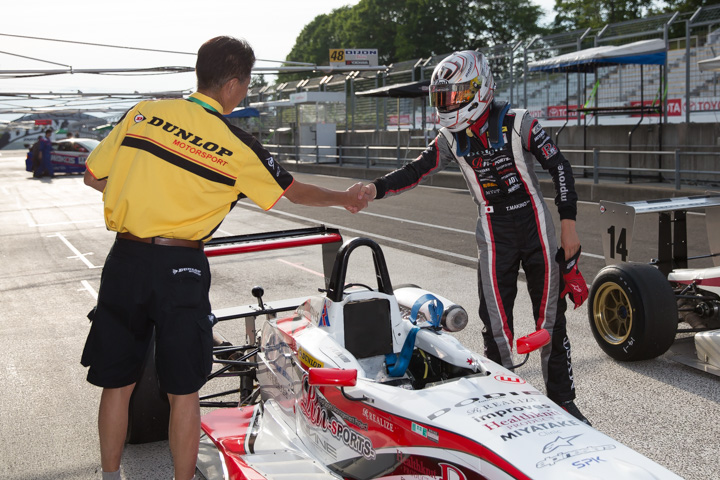 優勝した牧野任祐（DODIE・制動屋・ルーニー）