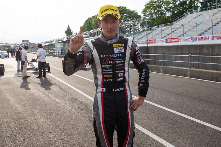 優勝した牧野任祐（DODIE・制動屋・ルーニー）