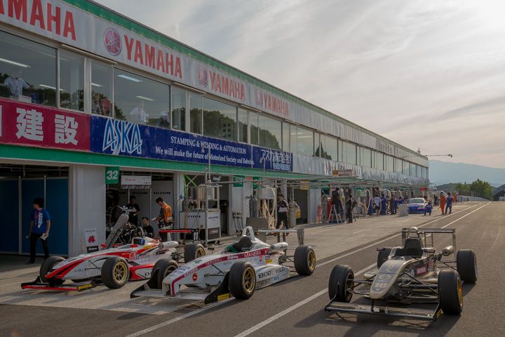 パルクフェルメに戻ってきたトップ3のマシン