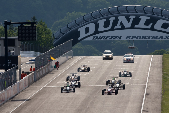 15周の決勝レースがスタートした