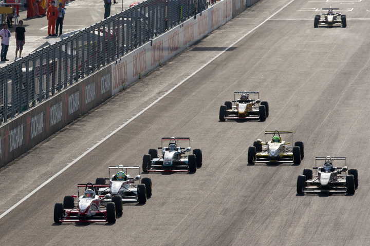 15周の決勝レースがスタートした