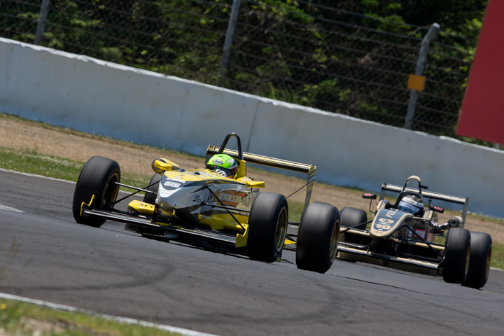 太田達也（佐藤製作所ミストKK-ZS制動屋）と加藤智（FEEL・RK01・TODA）の3位争い