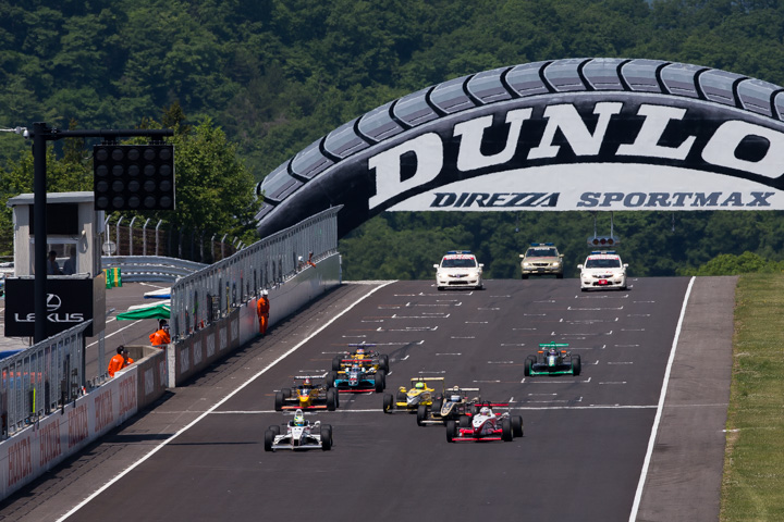 15周の決勝レースがスタートした