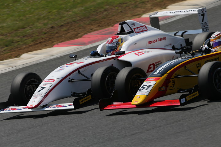 大津弘樹（HFDP/SRS-F/コチラレーシング）と三笠雄一（B-MAX RACING F110）の争い