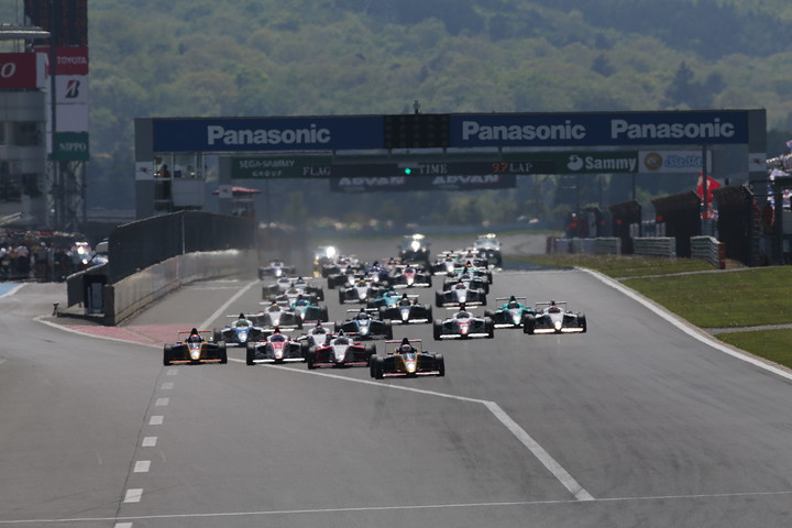 15周の決勝レースがスタートした