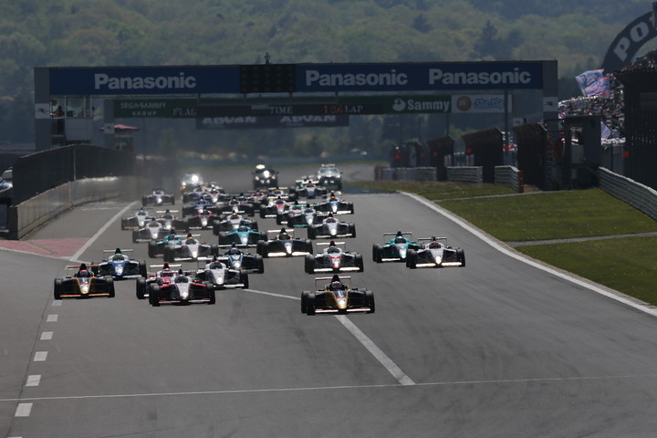 15周の決勝レースがスタートした