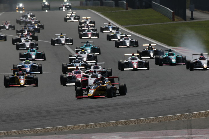 15周の決勝レースがスタートした