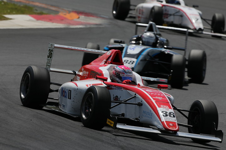 昨日第3戦優勝の坪井翔（FTRSスカラシップF4）は1周目にスピンし追い上げるも9位