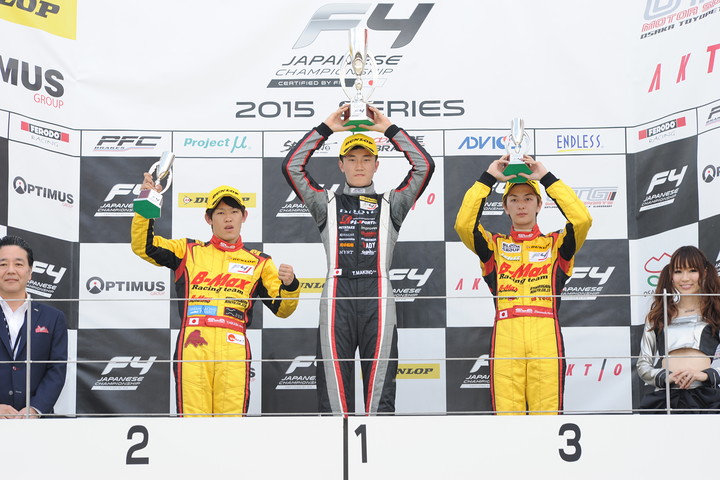 表彰式: 優勝・牧野任祐（中央）、2位・三笠雄一（左）、3位・山田真之亮（右）
