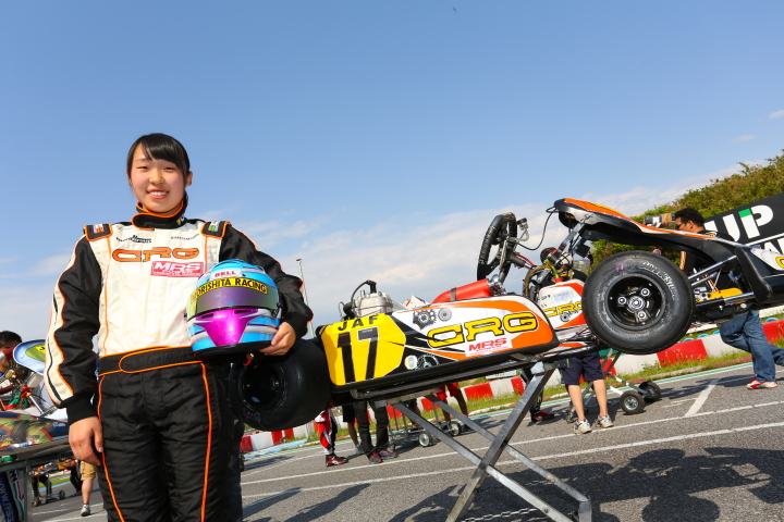 決勝ヒート: スタート前の村松日向子（モリシタレーシング）