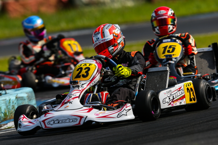 決勝ヒート: 一條拳吾（スクーデリアLCT）と長縄弘道（LIFEPROO）の争い