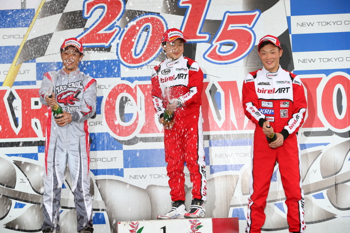 表彰式: 優勝・角田裕毅（中央）、2位・高野祐太（左）、3位・名取鉄平（右）