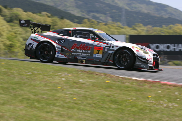 公式練習: GT300クラストップタイムはB-MAX NDDP GT-Rの星野一樹／高星明誠組