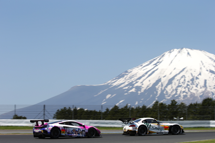 公式練習: 白坂卓也／東 徹次郎／山脇大輔組（GT300クラス・PACIFICマクラーレンwith μ's）と新田守男／脇阪薫一組（GT300クラス・JMS LMcorsa Z4）